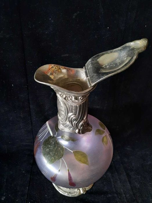 decantor sticla emailata cu decor flori metalice stil Art Nouveau