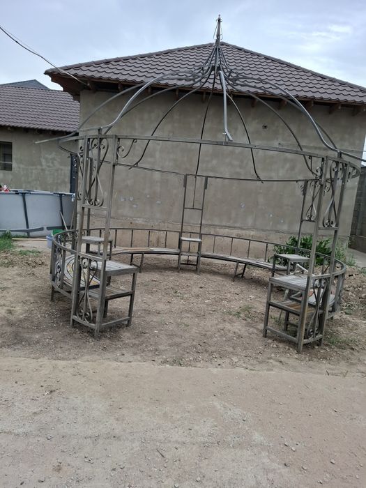 Металлическая круглая беседка