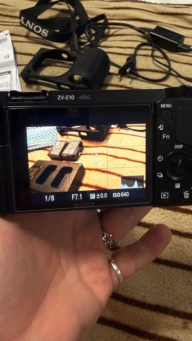 Sony ZV-E10 + obiectiv 16-50mm | Stare excelentă | Pachet complet pentru creator