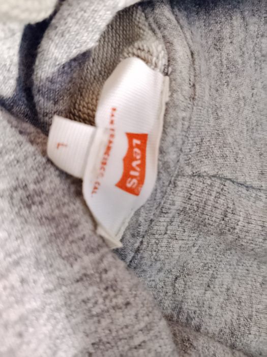 Pulover Levi's în pas cu moda