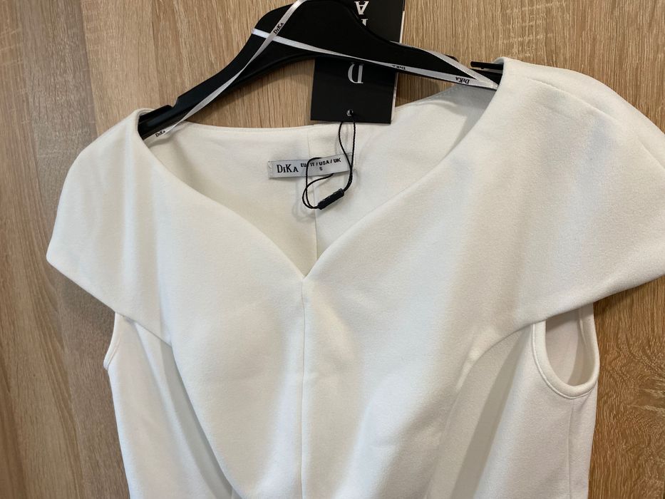 Стилна вталена дамска буза с V деколте