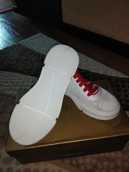 Продам женские кроссовки.