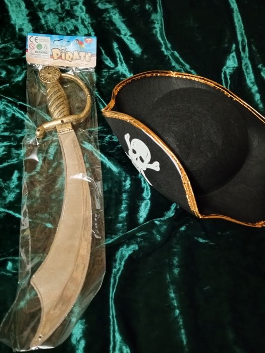 Шляпа пирата, жилет, повязка на глаз и пояс плюс бандана