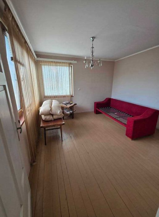 Продавам двуетажна къща