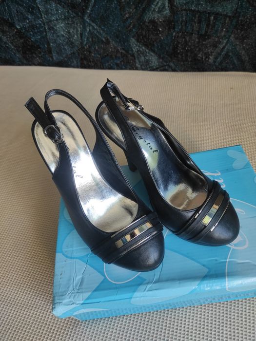 Pantofi din piele  cu toc și talpă înaltă, nr.35.
Sunt noi nouți în am