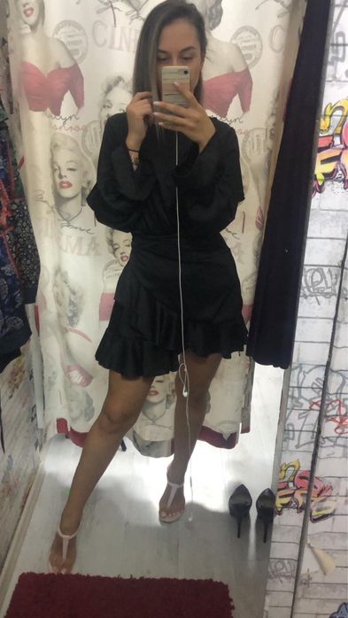 Rochie neagra scurta cu spatele gol