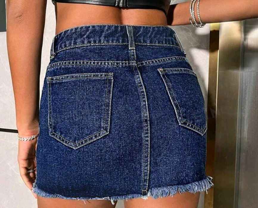 Дънкова пола с цип и камъни