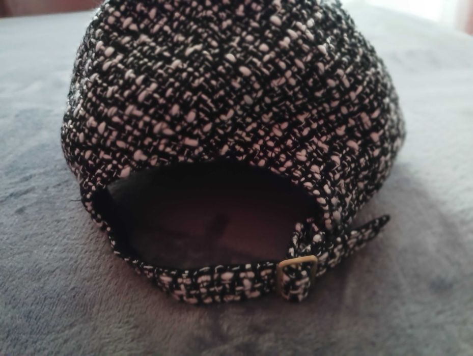 Пуловер със шапка