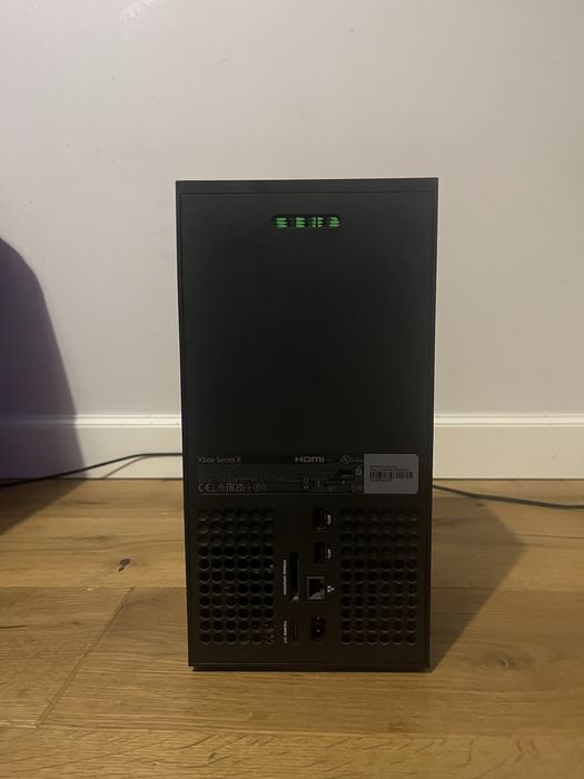 Xbox Series X 1TB + контролер, 1 игра и Слушалки