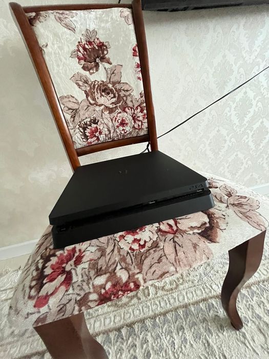 Продаём ps4 слим