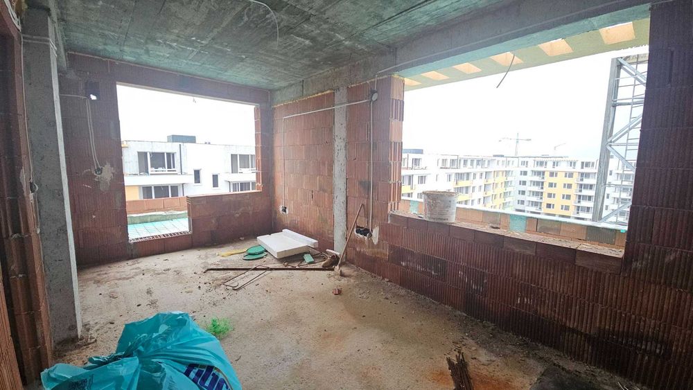 Тристаен с просторни тераси пред завършване