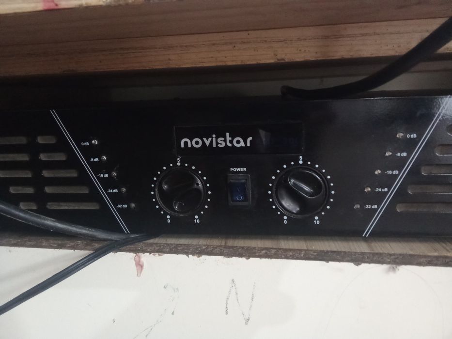 Văd 2 boxe novistar.o boxa.mackie.un mixar.melonare.ARMX6.si o statie. Novistar