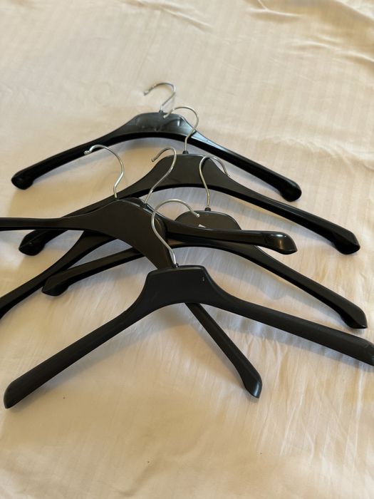 Новые вешалки чнёрные пластиковые