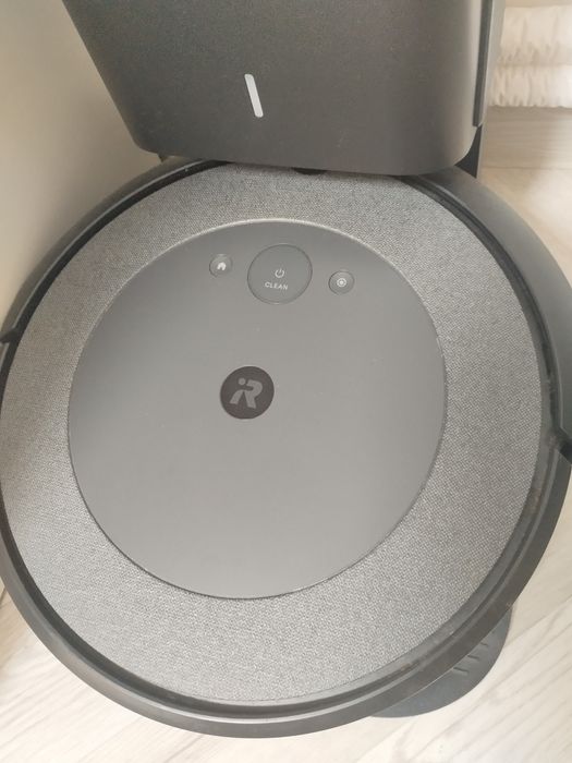 Робот прахосмукачка iRobot Roomba i3, Време за работа 75 минути, Автомат. изпразване, Черен/Сив
