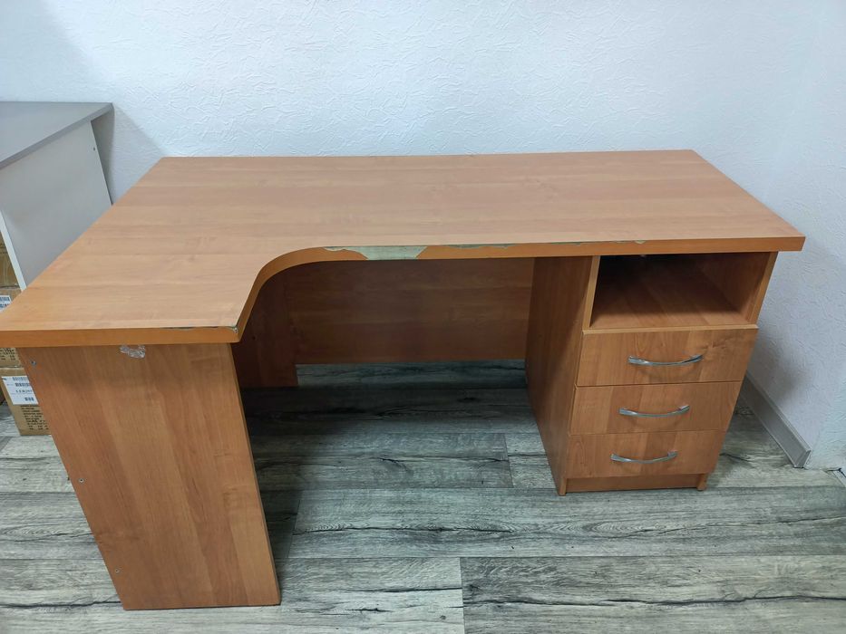 Продам офисный стол