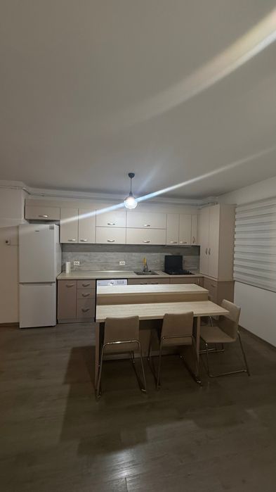 Închiriez apartament, în spate la mall blocurile vezi
