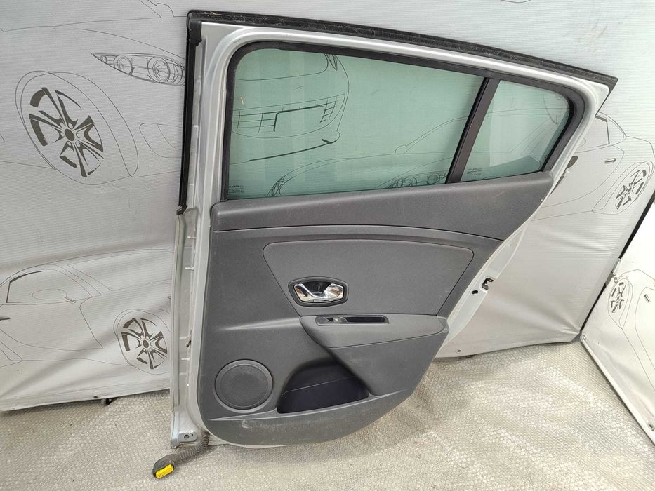 Ușă Spate Dreaptă Renault Megane III Hatchback Gri Cod Culoare D69 2014 / [2009-2016] / 821006014R (1B)