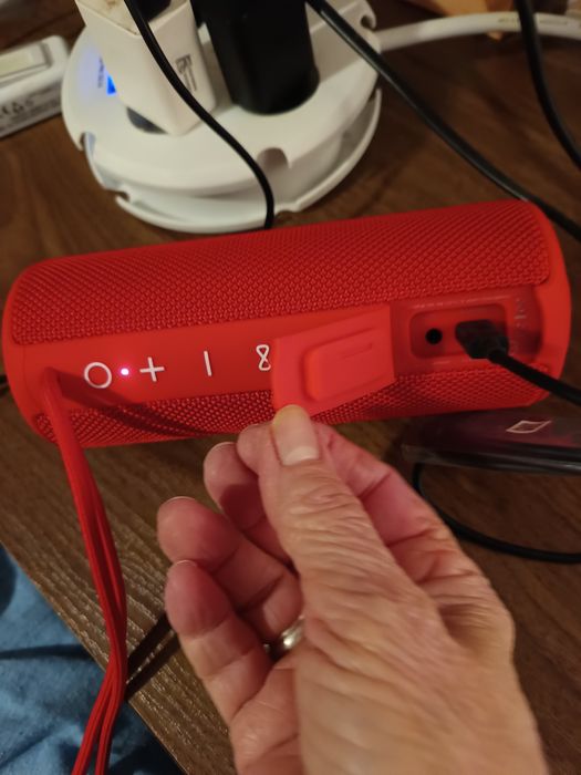 Подвижна блутут колонка