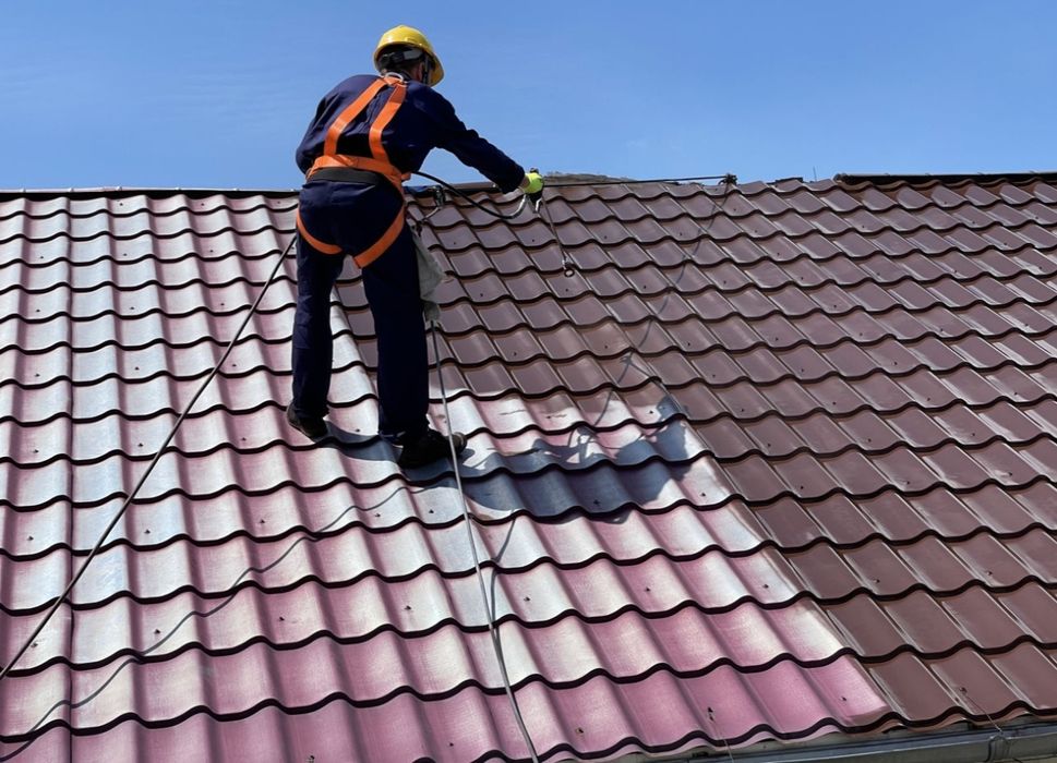 Покраска крыш забора