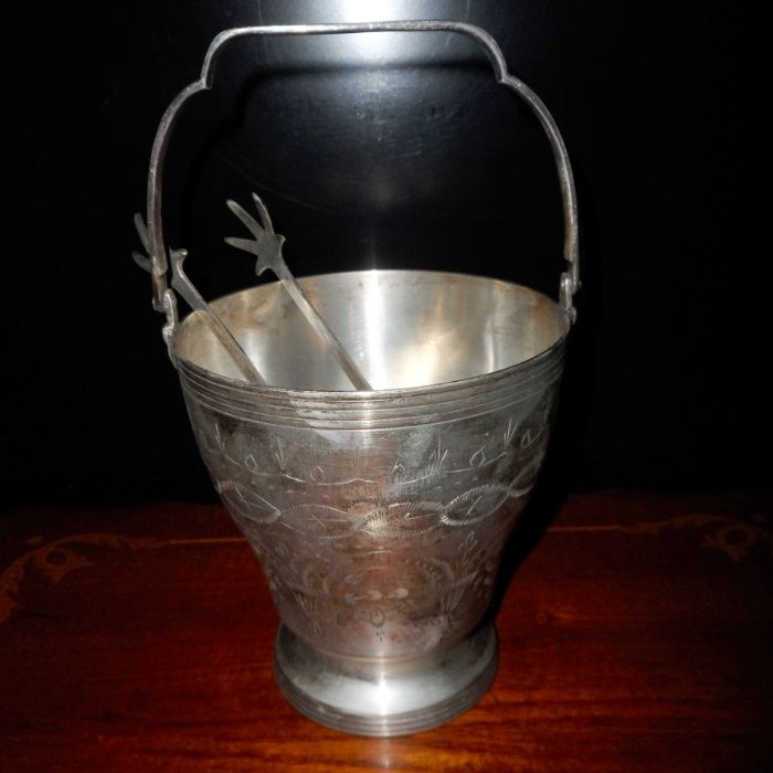 Frapieră pentru cuburi de gheață cu mâner și clește.