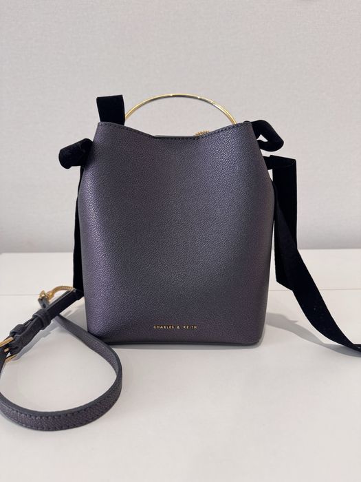Продам сумку Charles & Keith