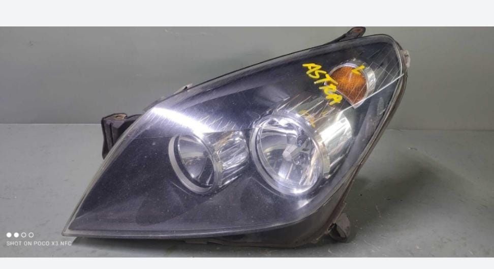 Far Stanga dreapta Opel Astra H argintiu si cu Fundal Negru European