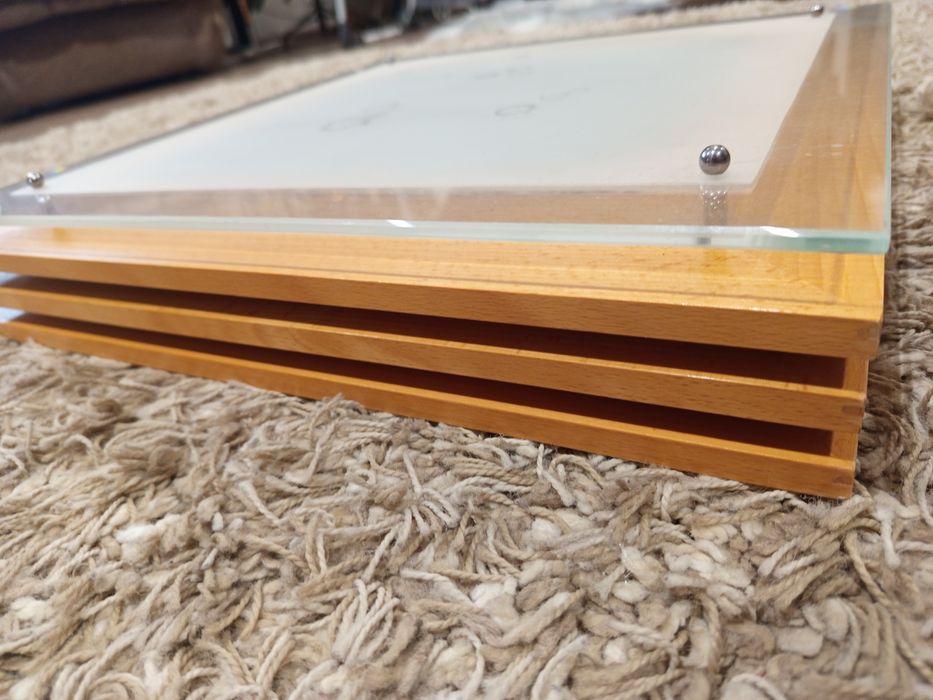 Vând plafonieră lemn masiv.