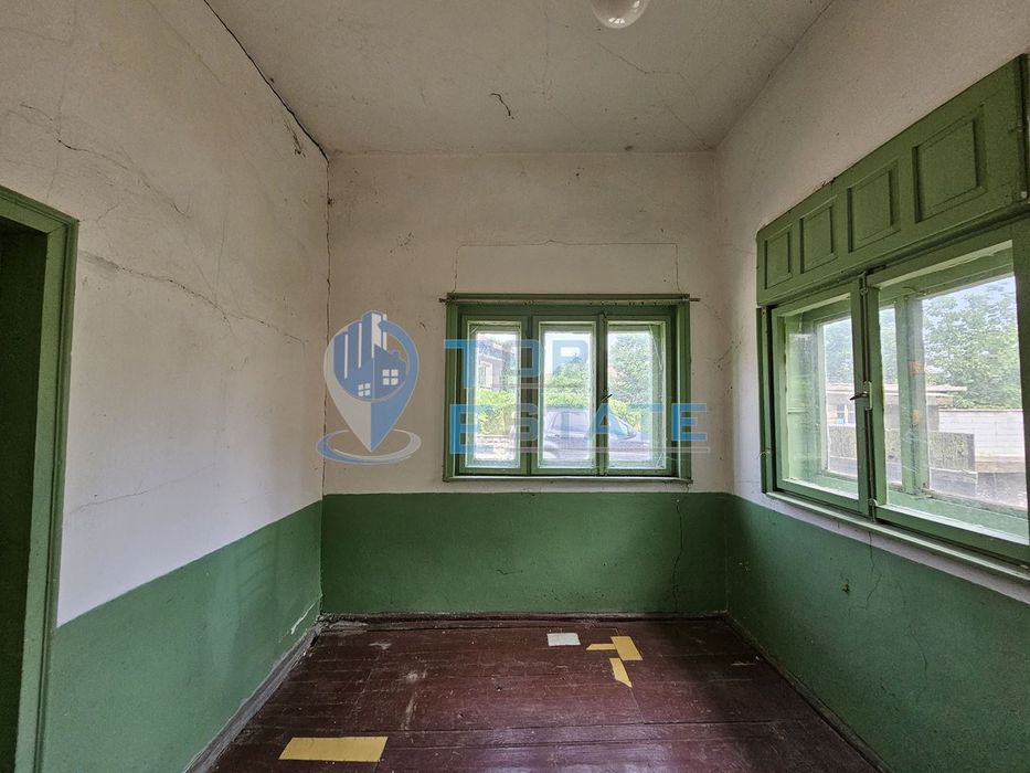 Здрава тухлена къща с кладенец в село Караисен