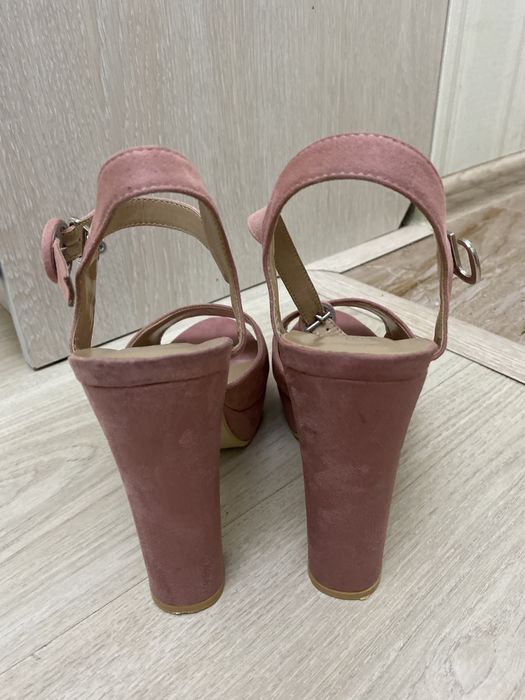 Продам босаножки