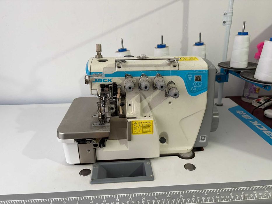 Masina pentru croitorie Jack cu 5 ace de surfilat