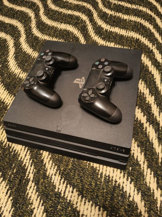 PlayStation 4 про 1 терабайт 
2 джойстика