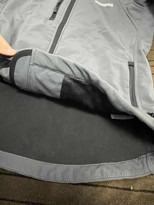Geacă softshell Siemens, ca nouă, mărime M . Preț negociabil.