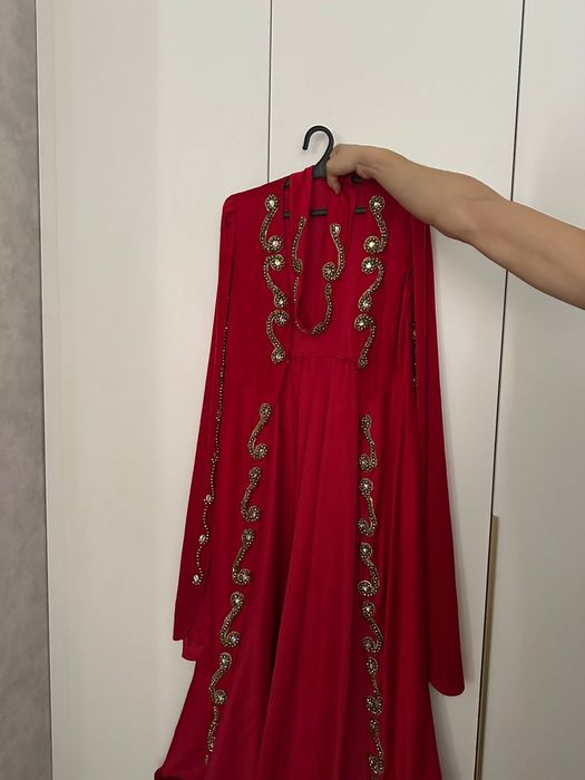 Продам платье нарядное, одевала один раз