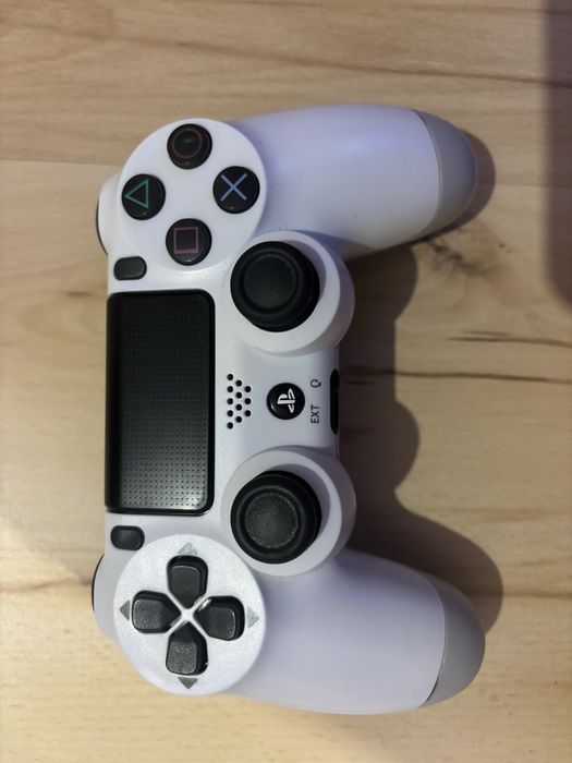 Playstation 4 + Два джойстика и три игри