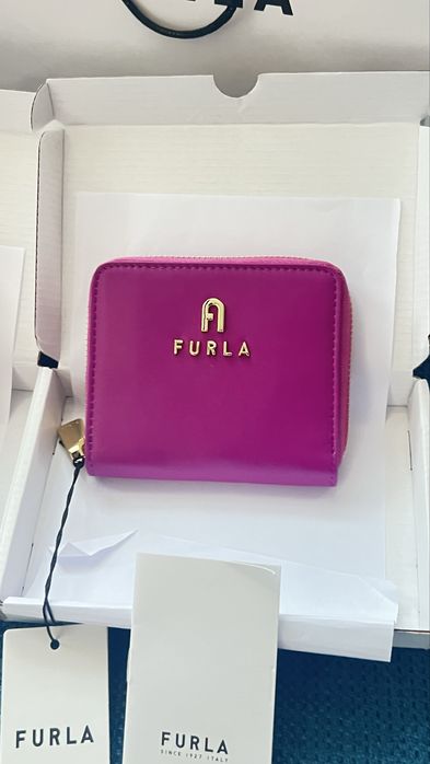 Furla Camelia в  няколко цвята и в два модела. Нови модели. С етикети care instuctions, подаръчен плик FURLA.Модел с цип и модел с капак.100% оригинал