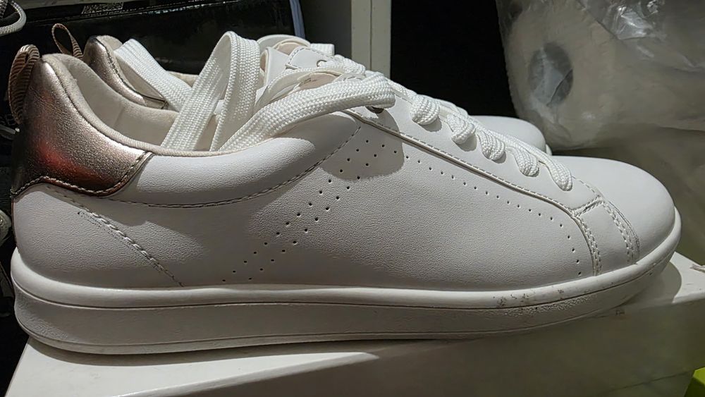 Кеды белые Bershka