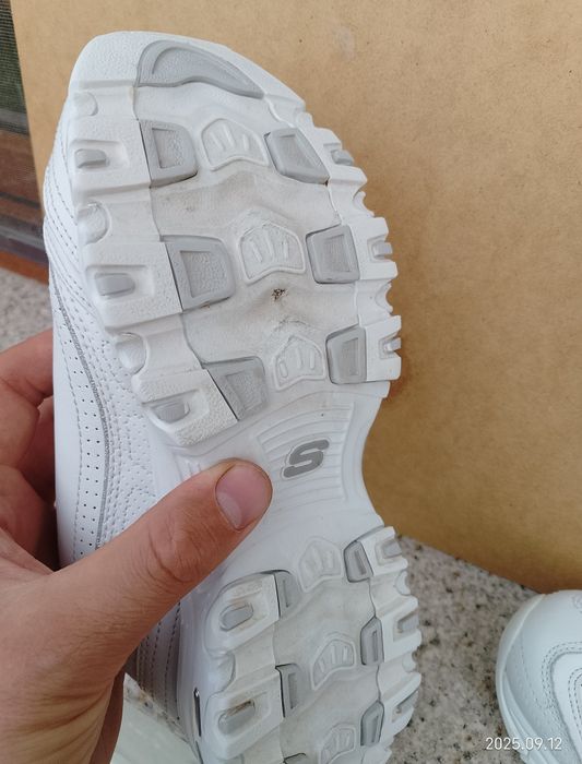 Vând adidași Skechers mărimea 38