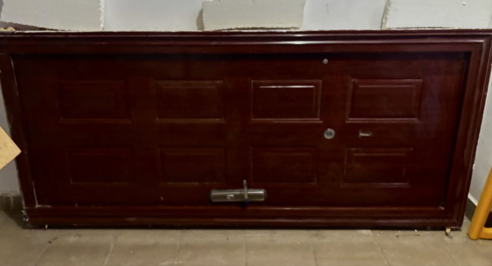 Ușă maronie de apartament