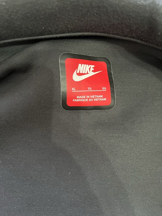 Серое пальто Nike