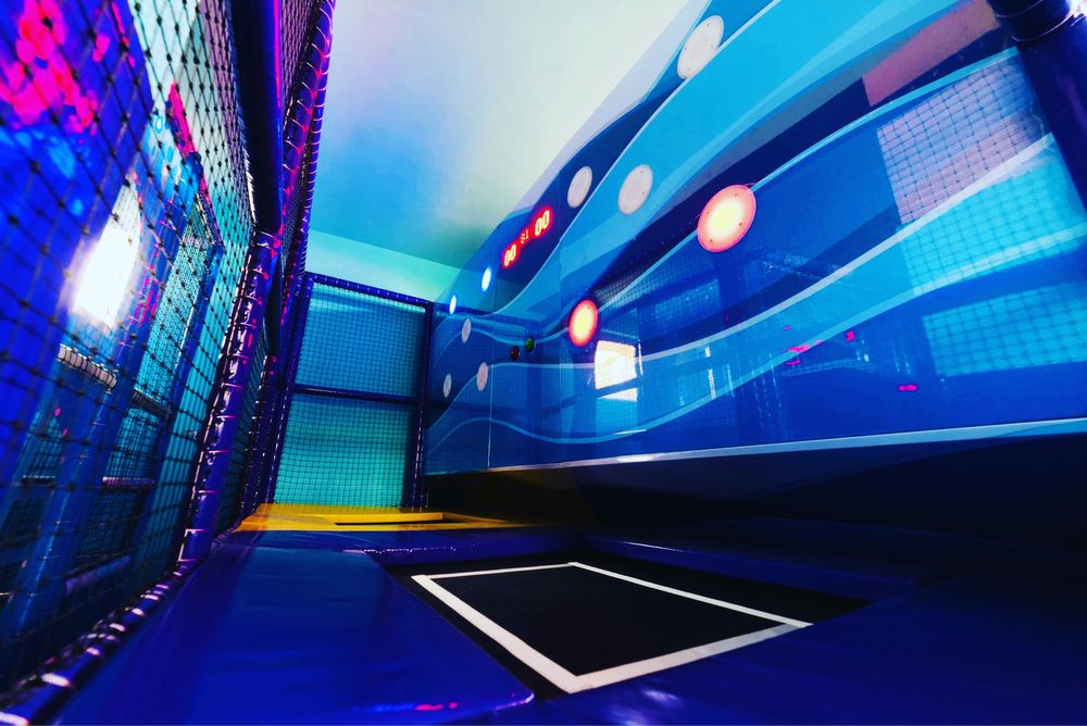 Se vinde loc de joaca interior-exterior