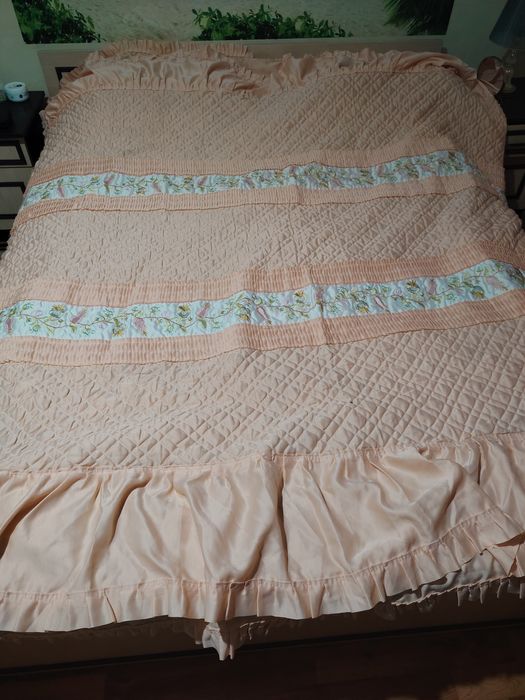 Cuvertură matlasată elegantă 200×190 cm – volan decorativ