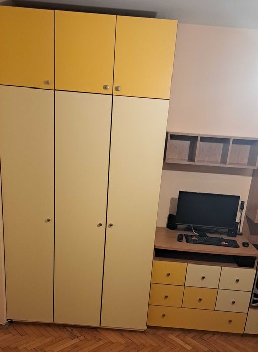 Трикрилен гардероб