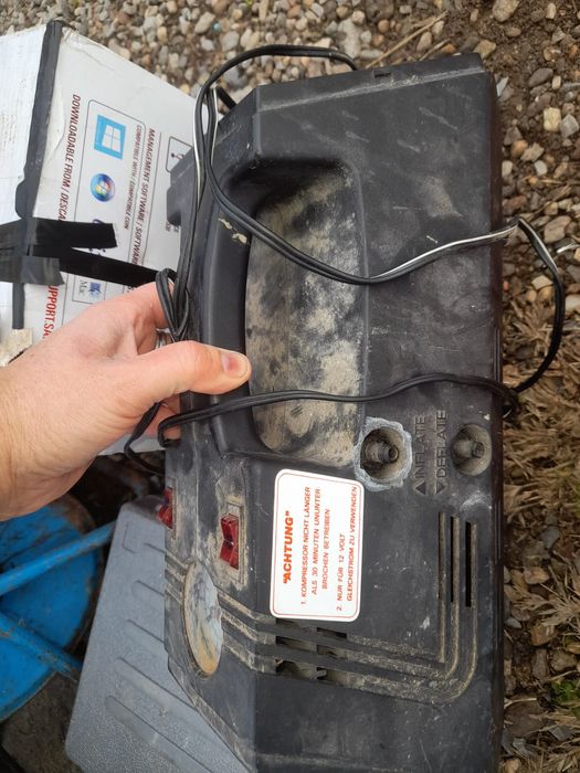 Miniconpresor cu lanterna portabil