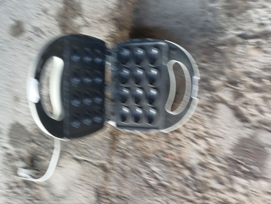 Вафельницы 2 штуки и орешница.