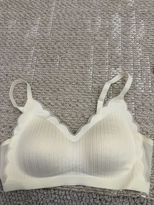 Лифчик,отличная посадка , хооошо даожит форму