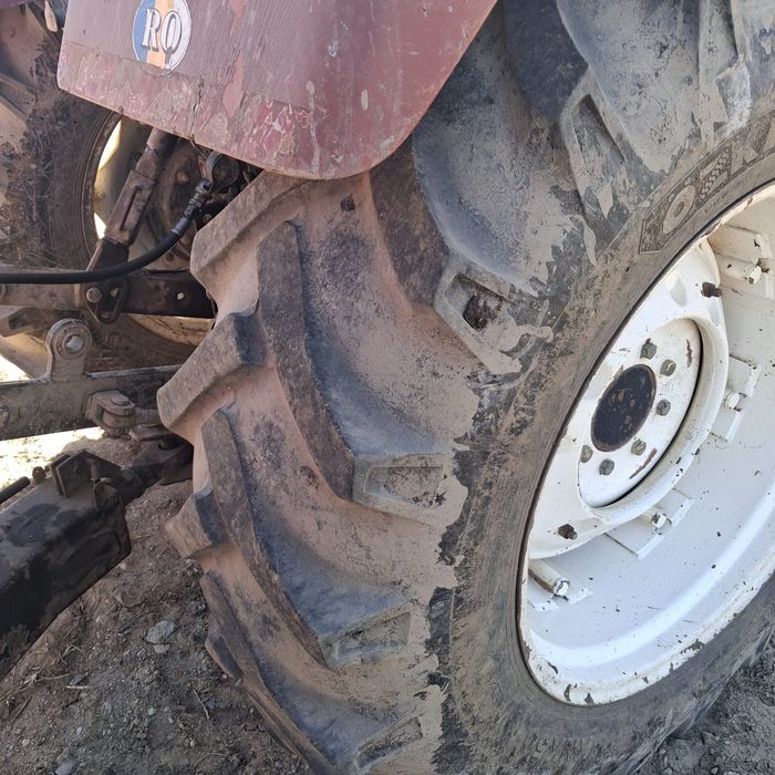 Vând cauciuc tractor 16,9-30.