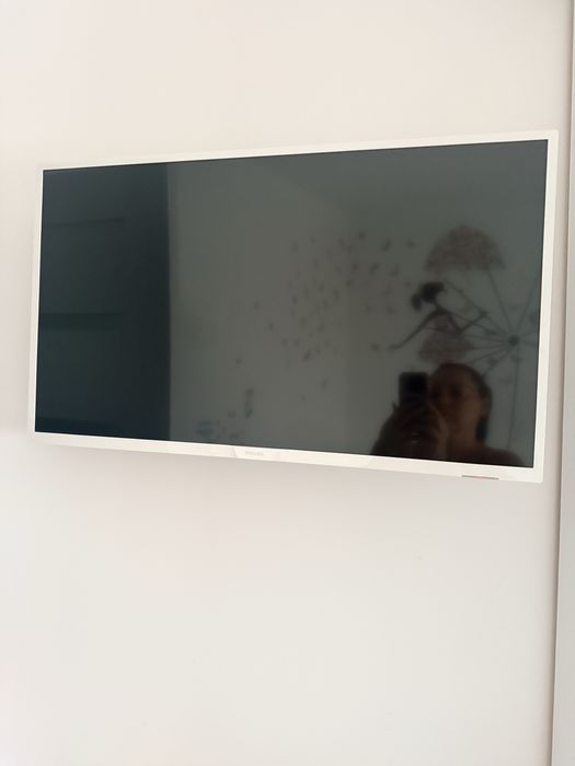 Vand televizor philips in stare foarte buna exact cum se vede in poze are diametru de 73cm si inaltime 43 a fost in camera fetei , nu este smart