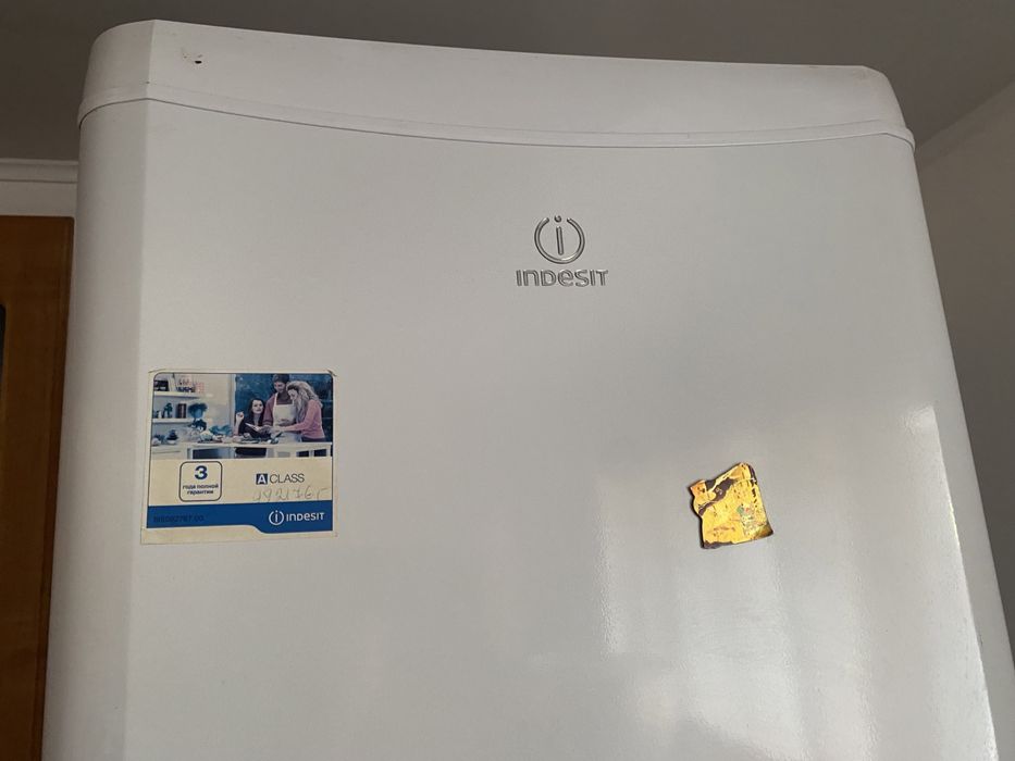 Холодильник indesit
