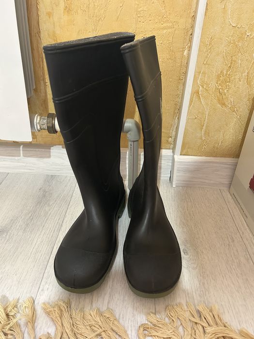 Резиновые сапоги.