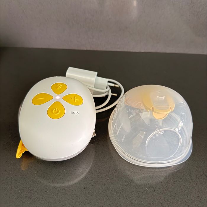 Продавам електрическа помпа за кърма Medela Solo Hands-free